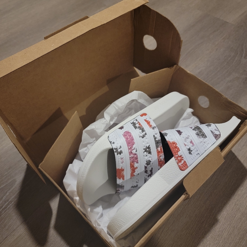 Adidas Adilette Sliders - Picture 2 of 6